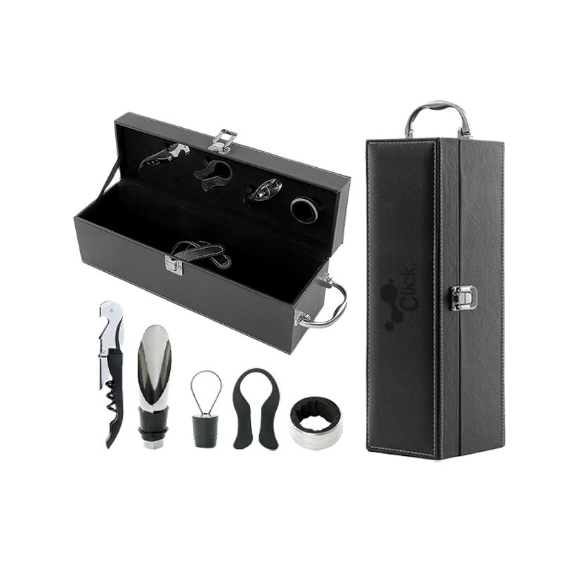 Kit vinho 4 peças em maleta de couro sintético. Contém saca-rolhas metálico, bico condutor com tampa, cortador de lacre e wine colar. Maleta com alça, trava de segurança e parte interna revestida de veludo com área de acomodação para garrafa.
Altura : 11,9 cm
Largura : 11,4 cm
Comprimento : 34,2 cm
Medidas aproximadas para gravação (CxL): 9,8 cm x 33,3 cm